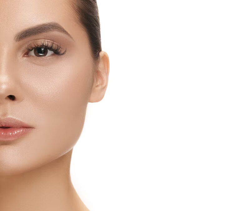 Qué es y cómo se realiza una arqueamiento de cejas con hilos tensores
